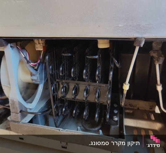 מאוורר ומערכת קירור במקרר עם חוטים חשמליים